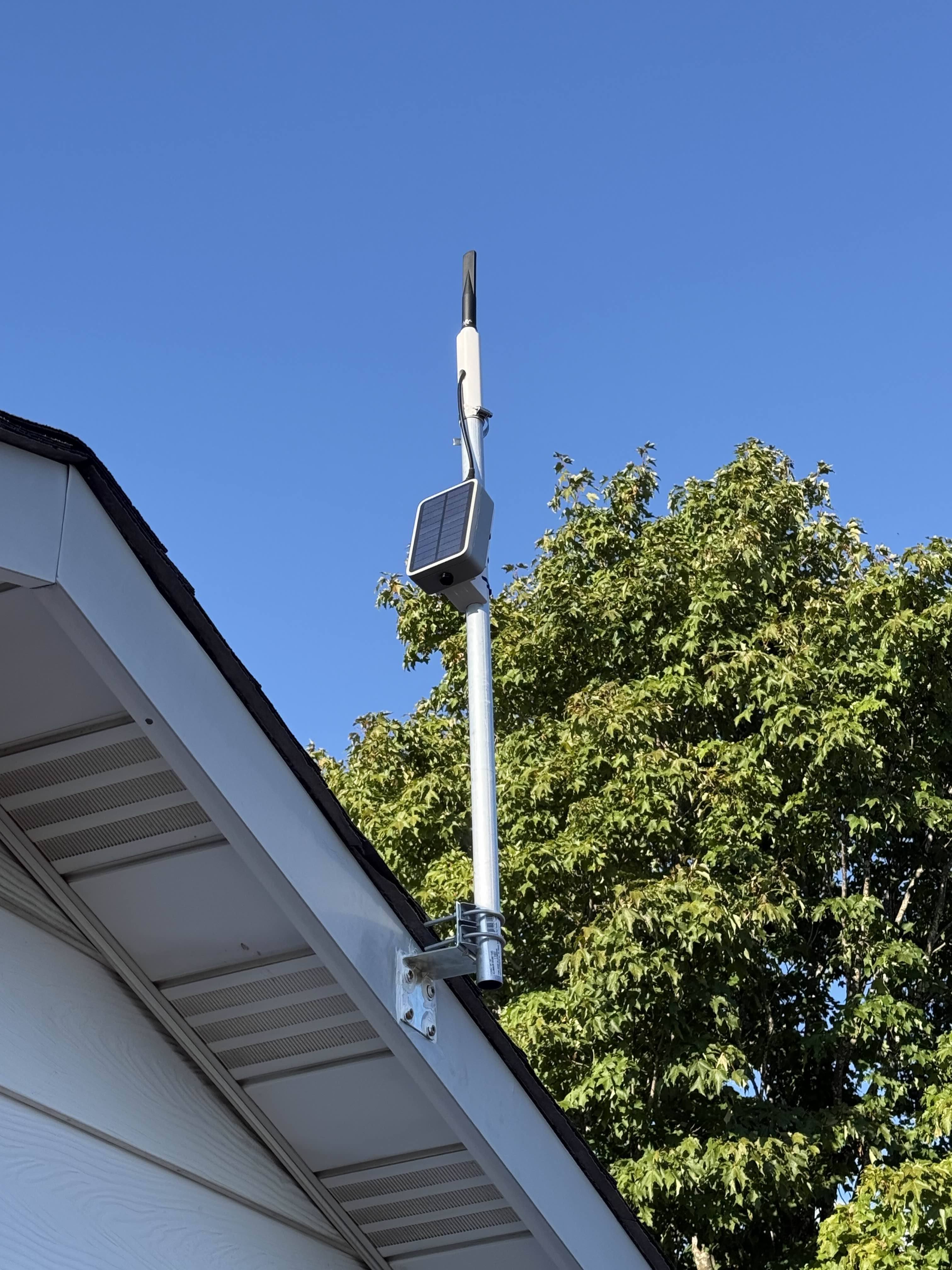 A 3D-printed Alfa antenna mount attached to a pole